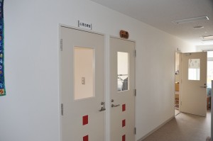 心理治療室(左)、一時保護室(中)、相談室（右奥)